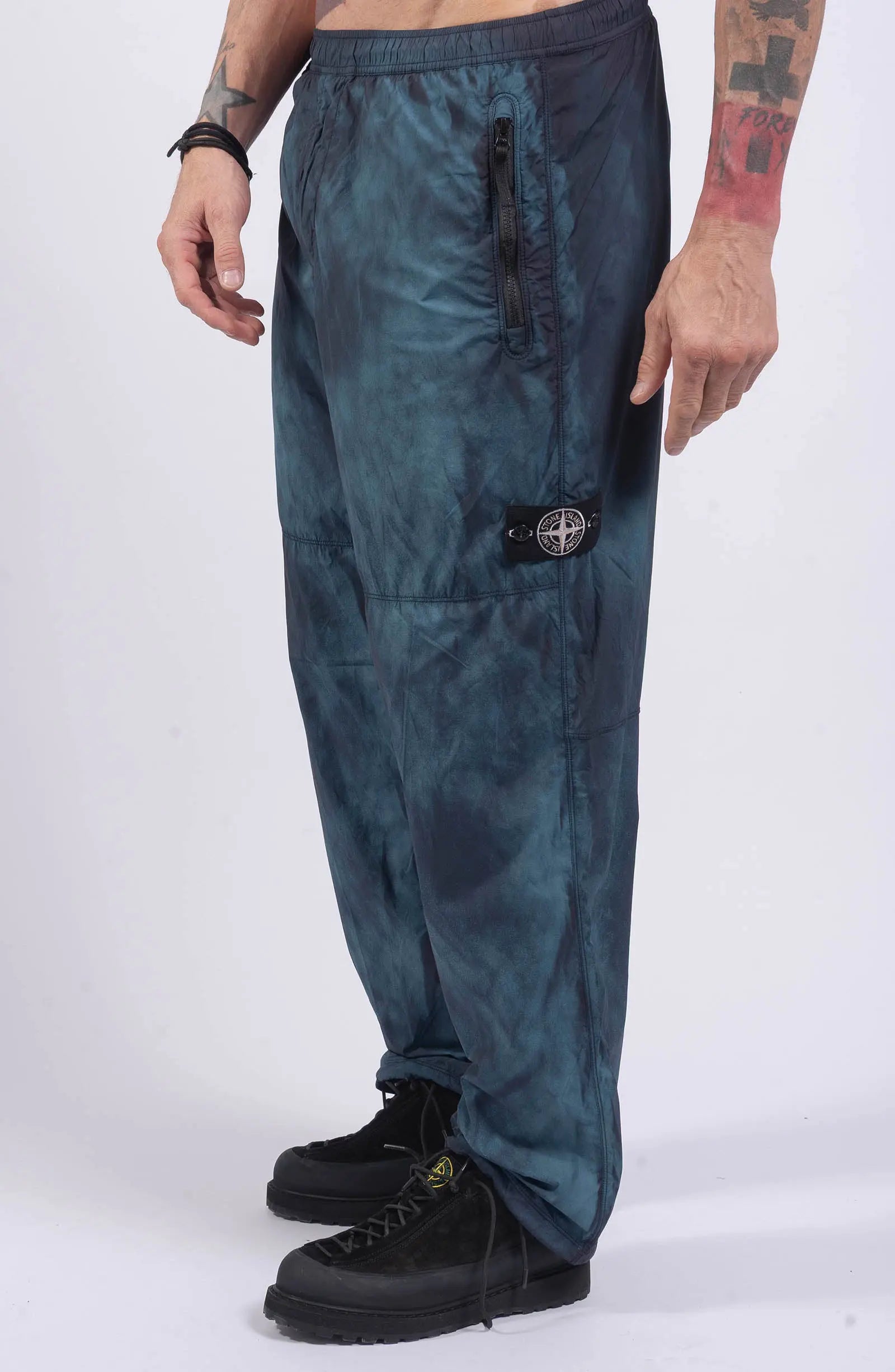 Stone Island, Mens Pants, Black and Blue V0029, Loose Fit, Elasticated Waistband, Side Pockets, Limited Edition Badge, Elasticated Cuffs, YKK Zippers, Любо Чука, Side Photo. 