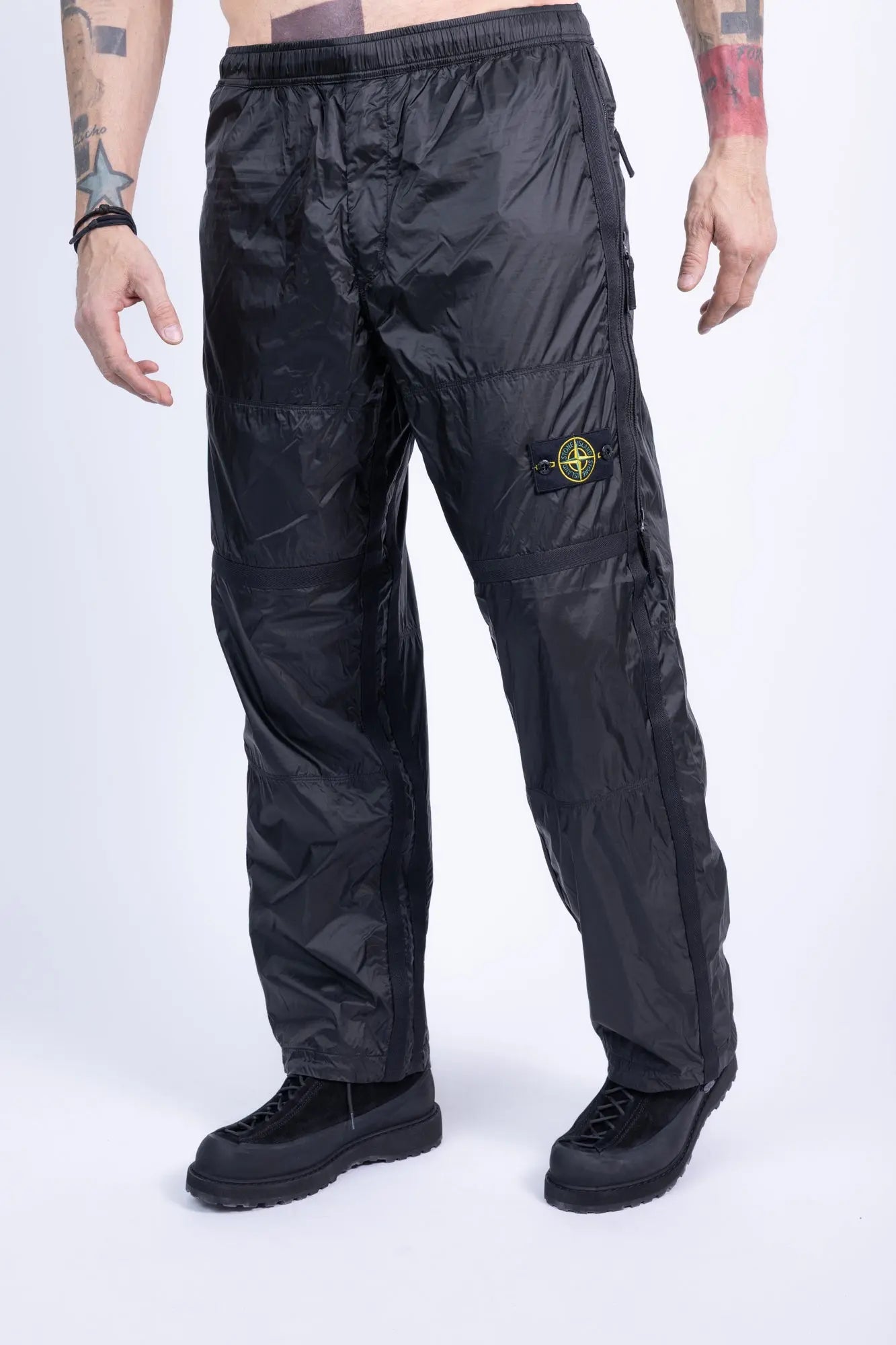 Stone Island, Mens Pants, Black V0029, Zip Details, Side Pockets, YKK Zippers, Zip Pockets, Compass Badge, Patch-logo, Elasticated cuffs, Drawstring Cord, Step Forward Photo. 